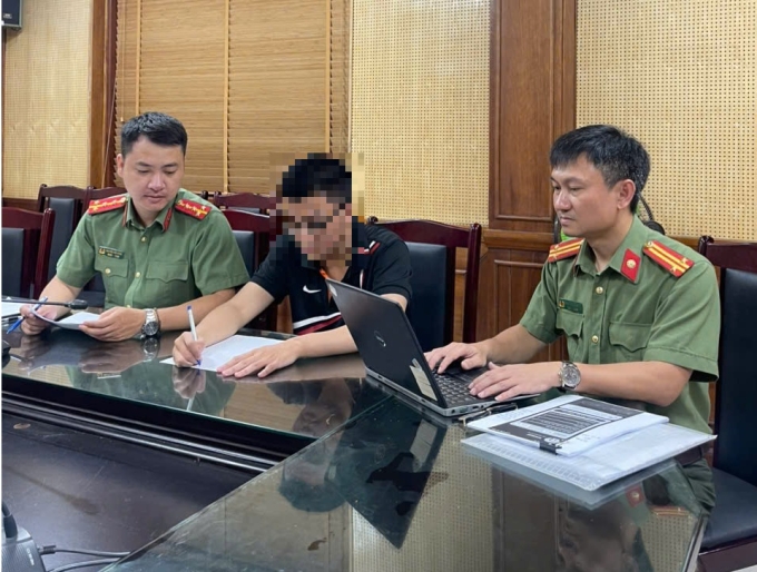 1-1751331557-4779-1751331668 Công an làm việc với thí sinh vi phạm. Ảnh: Công an Hà Nội