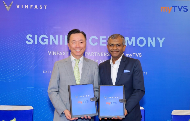 1-1751354535-9460-1751354630 Ông Phạm Sanh Châu, Tổng giám đốc VinFast châu Á (trái) và ông Natarajan Srinivasan, Tổng giám đốc điều hành myTVS tại buổi lễ ký kết. Ảnh: VinFast