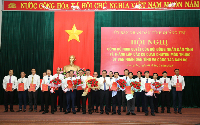 1-1751369484-7179-1751369973 Chủ tịch tỉnh Quảng Trị Trần Phong trao quyết định cho Giám đốc, Phó giám đốc các Sở, ngành. Ảnh: Sơn Thủy