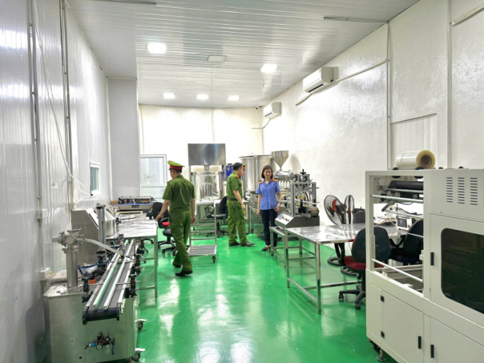 1-1751535832-4151-1751535940 Nhà máy sản xuất kem chống nắng giả. Ảnh: Công an cung cấp
