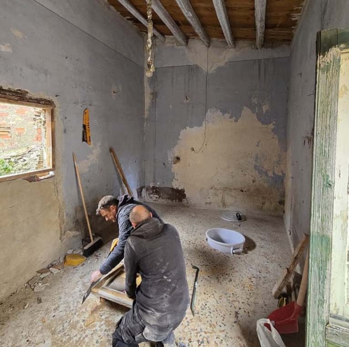 1-1752115105-9828-1752115497 Martin (ngồi phía trước) đang cùng thợ sửa lại căn nhà giá 1 euro ở Italy. Ảnh: DM
