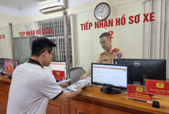 1-1752201878-1752201906-175220-1902-2308-1752202041 Người dân hoàn thiện thủ tục đăng ký, nhận biển số tại cơ quan Công an. Ảnh: Công an Hà Nội