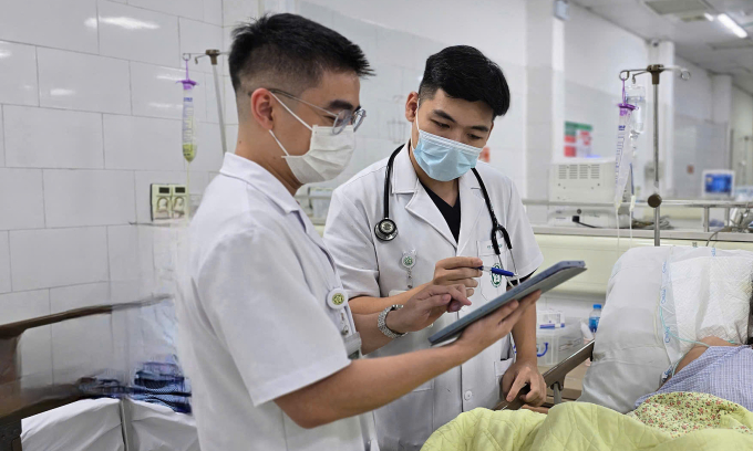 1-1752653757-1752653774-6504-1752653834 Các bác sĩ theo dõi sát sao từng chỉ số, diễn biến của bệnh nhân. Ảnh: Mai Thanh