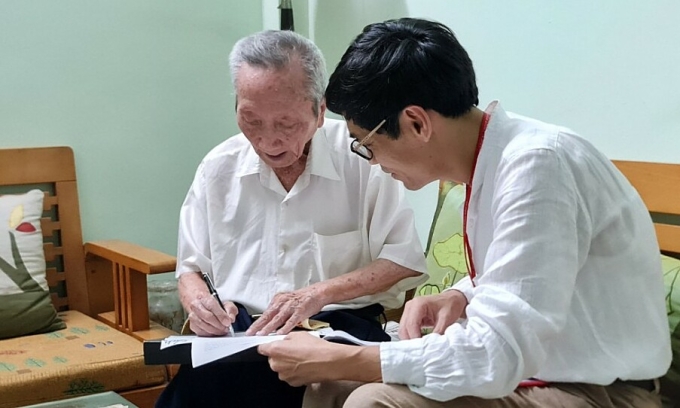 1-1752847207-1752847227-1961-1752848818 PGS Nguyễn Hoài Bắc chụp ảnh cùng GS Triều. Ảnh: Hoài Bắc
