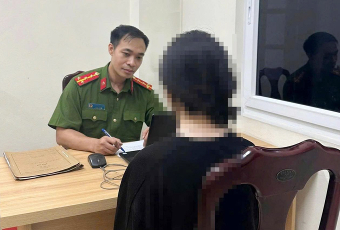 1-1753153119-2694-1753153381 Cán bộ Công an phường Ô Chợ Dừa lấy lời khai nạn nhân. Ảnh: Công an cung cấp