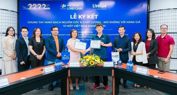 1-1753156191-2729-1753157205-1-2390-7883-1753158583 Đại diện LiveSpo và Nhà thuốc Long Châu tại buổi ký kết hợp tác ngày 14/7. Ảnh: Nhà thuốc Long Châu