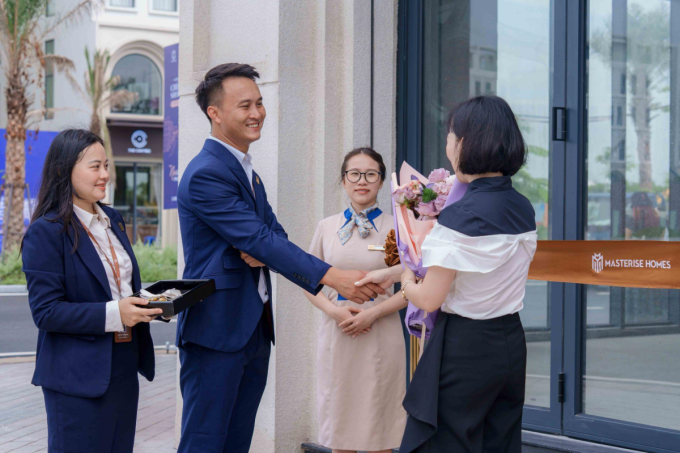 1-1753257479-3351-1753257620 Những khách hàng đầu tiên nhận bàn giao shoptique tại The Centric. Ảnh: Masterise Homes