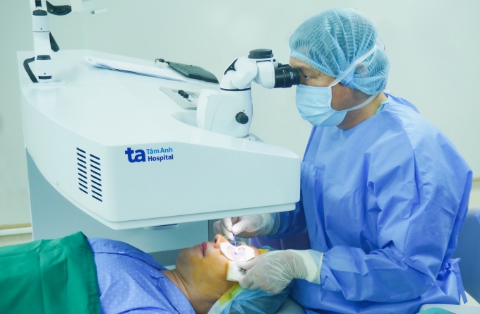 1-1753284647-2996-1753284675 Bác sĩ Nghĩa mổ cận cho anh Đạt. Ảnh: Bệnh viện Đa khoa Tâm Anh