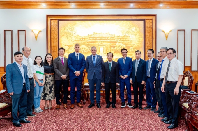 1-1753340154-1314-1753340884 Đại sứ Đan Mạch Nicolai Prytz (thứ 7 từ trái qua), Tổng giám đốc Carlsberg Việt Nam Andrew Khan (thứ 9 từ trái qua) gặp gỡ các lãnh đạo TP Huế. Ảnh: Carlsberg Việt Nam