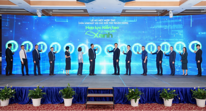 1-1753355038-5050-1753355176 Đại diện VinFast và các đối tác ngân hàng, tổ chức tài chính tại lễ ký hợp tác. Ảnh: Vingroup
