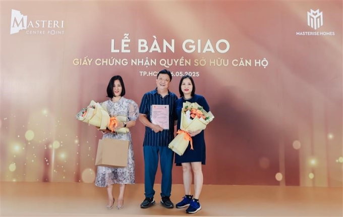 1-1753430333-7024-1753430400 Lễ bàn giao sổ hồng cho các cư dân Masteri Centre Point. Ảnh: Masterise Homes