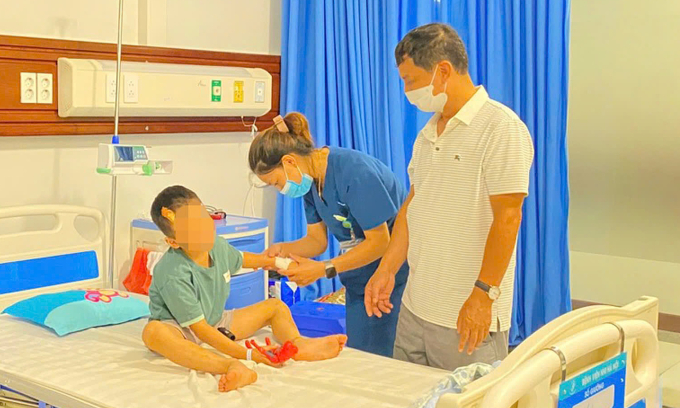 1-1753602221-1753602325-3054-1753602410 Hai bé đang tiếp tục được điều trị tại bệnh viện. Ảnh: Bệnh viện cung cấp