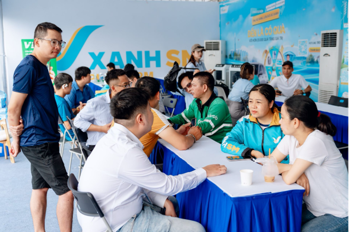 1-1753841795-8298-1753841914 Các tài xế dịch vụ tại sự kiện Ngày hội xanh – Thu xe xăng, lên đời xe xanh ở Vinhomes Global Gate Cổ Loa, sáng 29/7. Ảnh: Tuấn Vũ