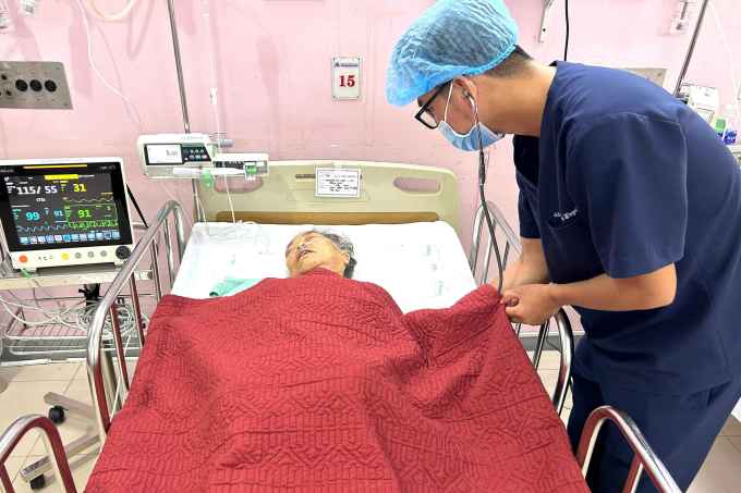 1-5940-1753023355-1 Bệnh nhân chẩn đoán bị ngộ độc thực phẩm. Ảnh: Vạn An