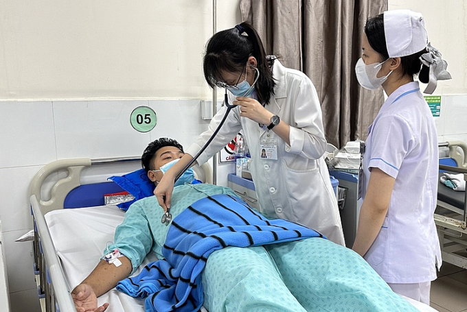 1-bac-si-tham-kham-cho-nguoi-b-7051-1573-1753158376 Bác sĩ Bệnh viện Bình Dân thăm khám cho chàng trai 23 tuổi trước khi lọc máu. Ảnh: Trần Nhung