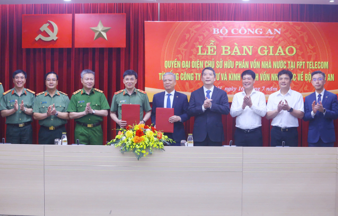 1-jpeg-1752629864-8988-1752630019 Đại diện Bộ Công an và SCIC ký kết bàn giao, sáng 16/7. Ảnh: Phạm Dự