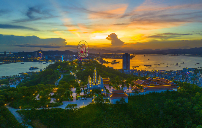 1-jpeg-1753841719-1753842052-6496-1753842120 Khung cảnh vịnh Hạ Long trong ánh hoàng hôn. Ảnh: Sun Group