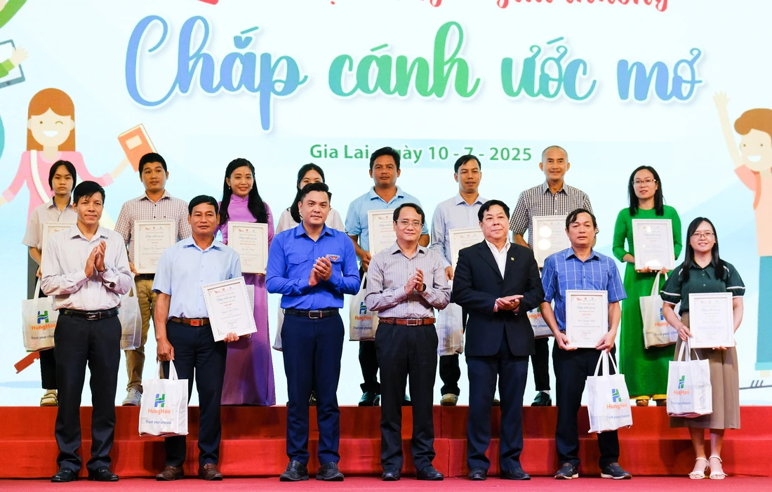 10-7-chap-canh-uoc-mo-28-17521260990261476457897 Tôn vinh những bông hoa ngát hương trên hành trình vượt khó đến trường - Ảnh 7.