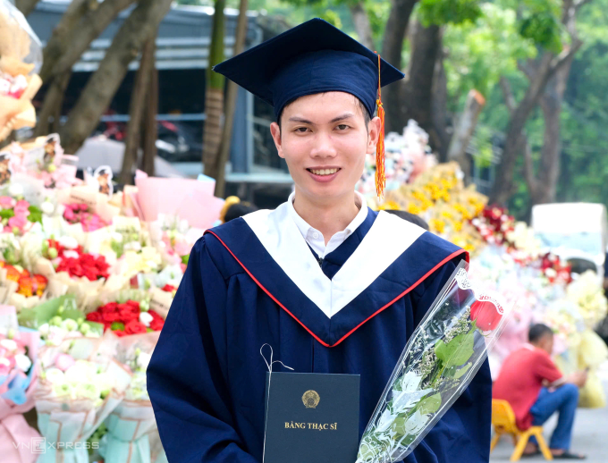 12c843ea932c1a72433d-175386024-2644-3757-1753861842 Phùng Thế Thông trong ngày nhận bằng. Ảnh: Dương Tâm