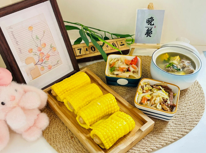 133-1753118300-1753118327-1553-1753118469 Bánh mì hấp chứa phẩm màu, được phục vụ tại Trường mẫu giáo Peixin ở Thiên Thủy. Ảnh: Weibo