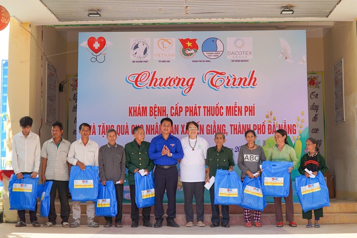 14-7-hon-1000-nguoi-dan-vung-cao-tp-da-nang-duoc-kham-chua-benh-mien-phi-2-17524718957151625699834 Hơn 1.000 người dân vùng cao Đà Nẵng được khám, chữa bệnh miễn phí - Ảnh 2.