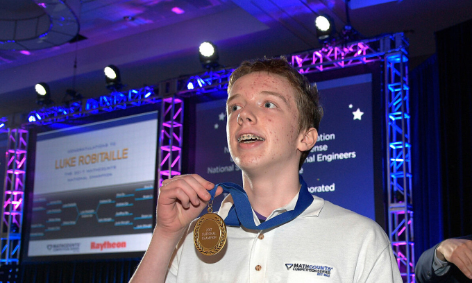 16xp-math-superjumbo-175334237-5238-2338-1753343778 Luke Robitaille chiến thắng tại Mathcounts. Ảnh: NY Times