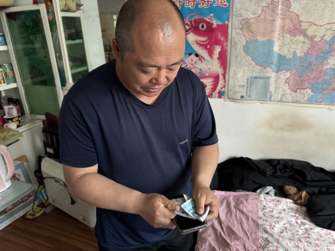 1752639490369-f3jczr-175263953-2980-8246-1752733177 Ông Dân ở Cát Lâm trải qua 11 tháng tê liệt vì tài khoản bị đóng băng. Ảnh: Paper