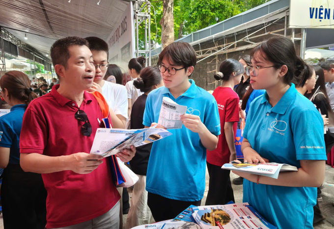 1bf80383d72f6171383e-2-1753092-7873-6349-1753092610 Phụ huynh, thí sinh tìm hiểu ngành học ở trường Đại học Khoa học Tự nhiên, hôm 19/7. Ảnh: Hoài Hương