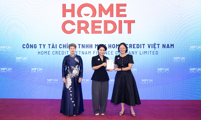 1x1-a-1753784864-1753784882-9540-1753785110 Bà Phạm Thị Bích Liên, Trưởng bộ phận vận hành tiếp thị và phát triển bền vững của Home Credit Việt Nam (giữa) nhận giải thưởng. Ảnh: Home Credit