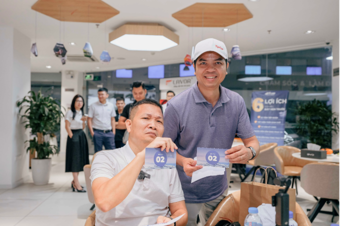 2-1751453045-1576-1751458526 Độc giả Việt Anh (phải) và Mạnh Thắng. Ảnh: BYD