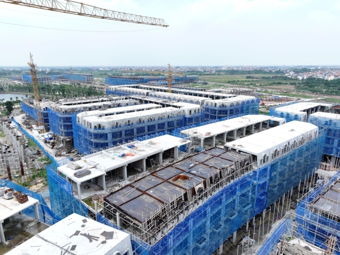2-1751594219-6510-1751594586 Nhiều căn shophouse tại Noble Palace Tay Thang Long đã bước vào giai đoạn hoàn thiện, vận hành sinh lời ngay tại thời điểm bàn giao từ quý III. Ảnh: Sunshine Group