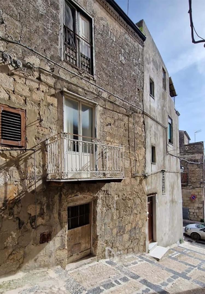 2-1752115241-9241-1752115497 Căn nhà giá 1 euro vợ chồng Boole mua ở Italy. Ảnh: DM