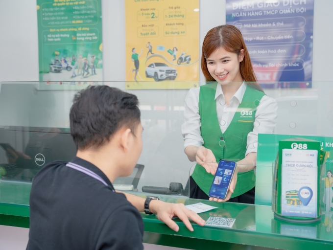 2-1752227167-7062-1752227305 Nhân viên F88 tư vấn cho khách hàng tới sử dụng dịch vụ. Ảnh: F88