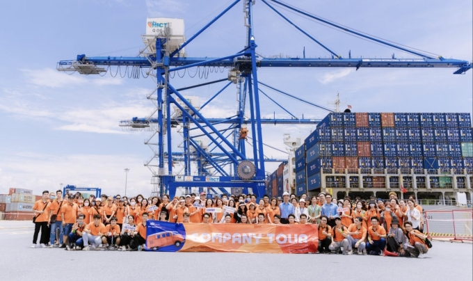 2-1752299248-5039-1752299535 Sinh viên FPTU tham quan công ty trong lĩnh vực logistics. Ảnh: FPTU