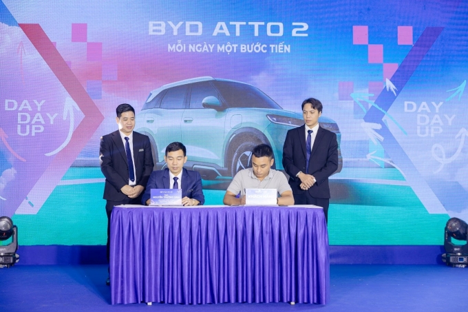 2-1752479679-6606-1752479759 Lễ ký hợp đồng đặt mua Atto 2. Ảnh: BYD Tây Hồ