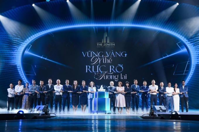 2-1752561263-7577-1752561460 Đại diện chủ đầu tư, đơn vị phát triển kinh doanh EximRS và các đơn vị phân phối thực hiện nghi thức kick off dự án The Zenith Hải Phòng. Ảnh: nguồn EximRS