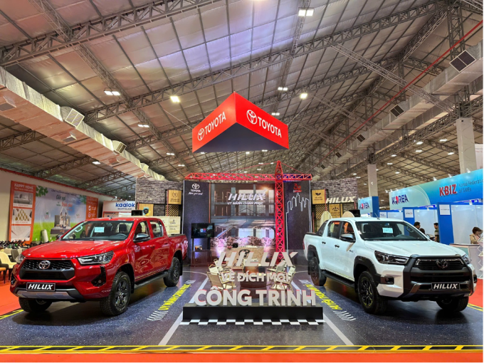 2-1752643416-4030-1752643536 Bộ đôi Toyota Hilux trưng bày tại triển lãm Vietbuild. Ảnh: TMV