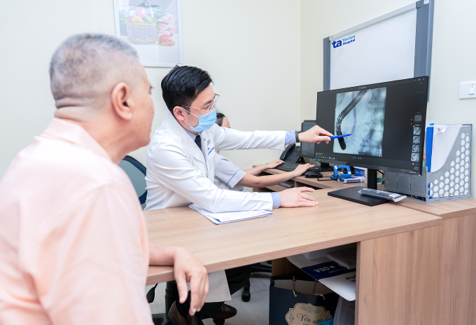 2-3-1753322784-9933-1753323301-4039-6267-1753330975 Ông Nhàn được bác sĩ giải thích tình trạng viêm tụy trong ngày tái khám. Ảnh: Bệnh viện Đa khoa Tâm Anh
