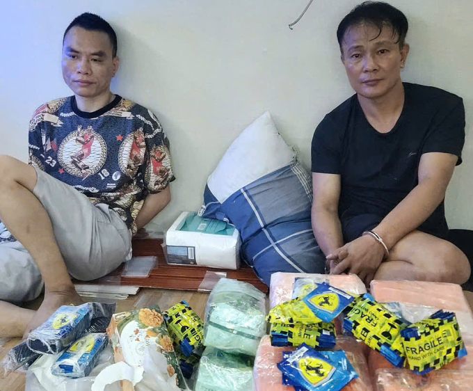 2-jpeg-1752504311-1752504337-8354-1752504514 Các nghi phạm và tang vật bị thu giữ. Ảnh: Ngọc Bích