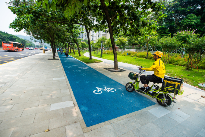 2019-07-17t134245z-270754530-m-9053-7811-1752830823 Một tài xế giao hàng bằng xe điện hai bánh lưu thông trên đường Kiều Hương ở Thâm Quyến. Ảnh: Reuters