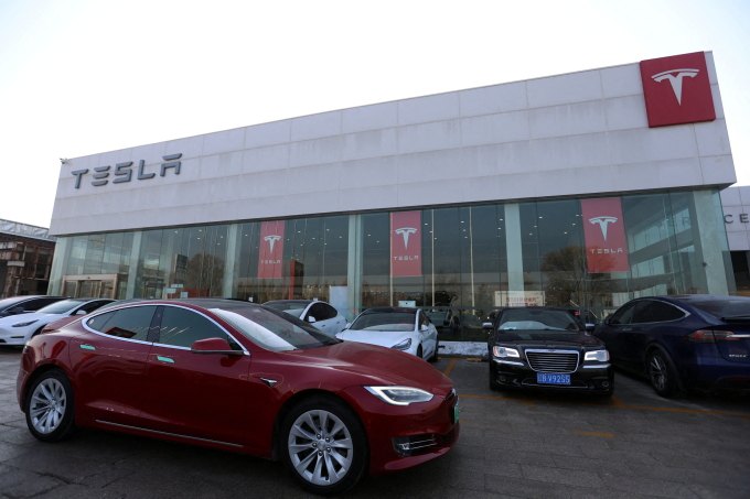 2024-01-05t075726z-1505896152-3142-8906-1751522767 Một cửa hàng của Tesla tại Bắc Kinh, Trung Quốc ngày 4/1/2024. Ảnh: Reuters