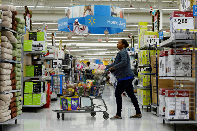 2024-05-16t171234z-2122344855-8350-8769-1752258429 Khách hàng mua sắm trong siêu thị Walmart ở Porter Ranch, Los Angeles. Ảnh: Reuters