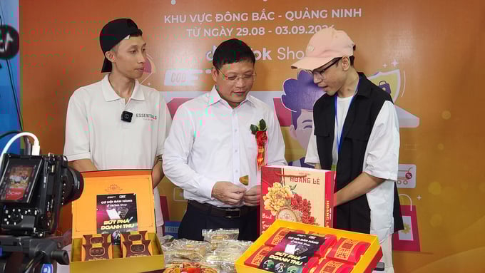 20240829-172149-184654-53-1931-2977-5083-1751521573 Phó chủ tịch UBND tỉnh Quảng Ninh Nghiêm Xuân Cường (giữa) tại phiên livestream giới thiệu sản phẩm OCOP. Ảnh: NVCC