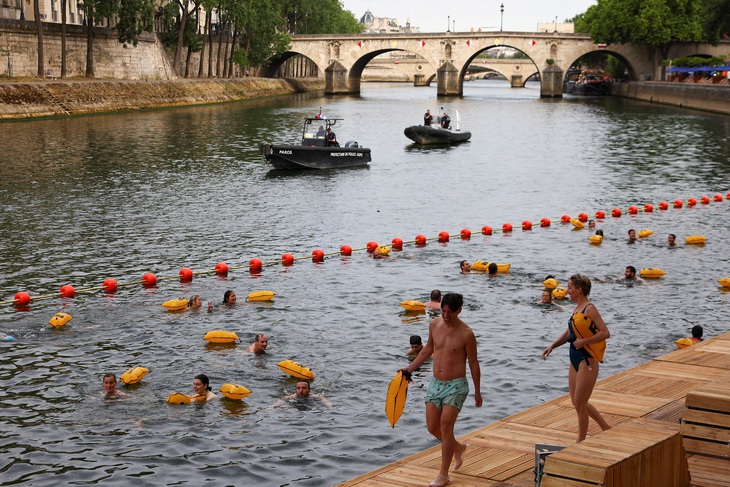 2025-07-05t063443z743718618rc26gfa0133zrtrmadp3france-seine-17517153993281493040240 sông Seine - Ảnh 3.