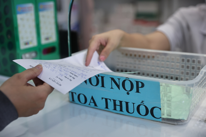 233a1057-1751390464-1751390502-4534-1751417980 Nhân viên y tế tại nhà thuốc Bệnh viện Quân y 175 phát thuốc cho bệnh nhân. Ảnh: Quỳnh Trần