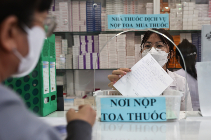 233a1076-1751761025-1751761064-8294-1751761202 Nhân viên y tế tại nhà thuốc Bệnh viện Quân y 175 phát thuốc cho bệnh nhân. Ảnh: Quỳnh Trần