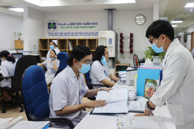 233a2902-8154-1751269776 Bác sĩ, nhân viên y tế làm việc tại Bệnh viện Ung Bướu TP HCM cơ sở 2, TP Thủ Đức, tháng 6/2024. Ảnh: Quỳnh Trần