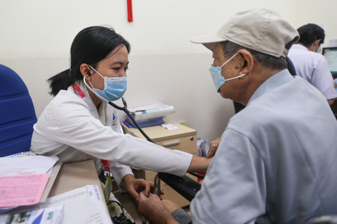 233a3280-1752724210-7927-1752724276 Bác sĩ khám bệnh cho người cao tuổi tại Bệnh viện Ung Bướu TP HCM cơ sở 2. Ảnh: Quỳnh Trần