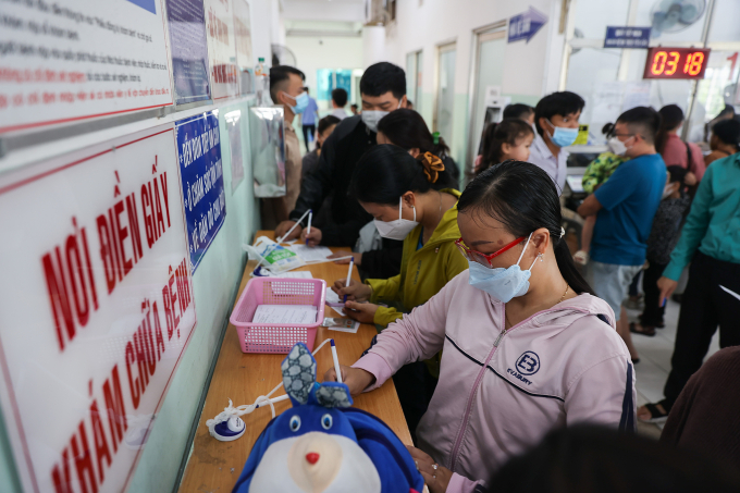 233a3392-1752026684-1752026727-1154-1752026767 Người dân khám bệnh tại bệnh viện Nhiệt đới TP HCM. Ảnh: Quỳnh Trần