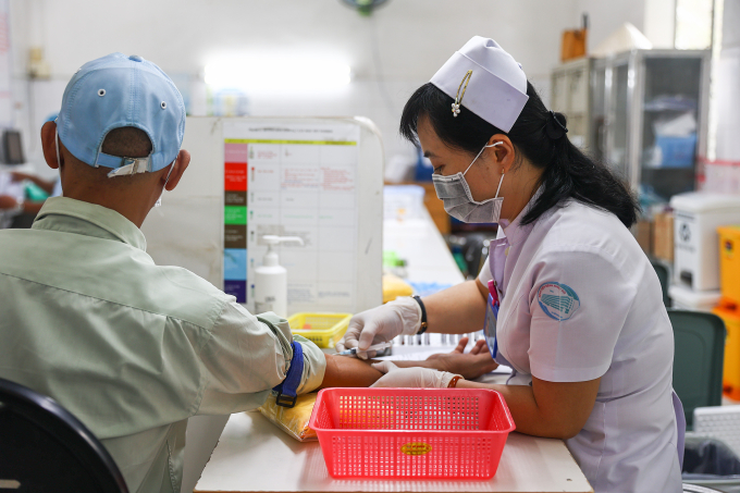 233a6264-1753531231-1753531284-4987-1753531323 Bệnh nhân lấy máu xét nghiệm tại Bệnh viện Nhiệt đới TP HCM. Ảnh: Quỳnh Trần